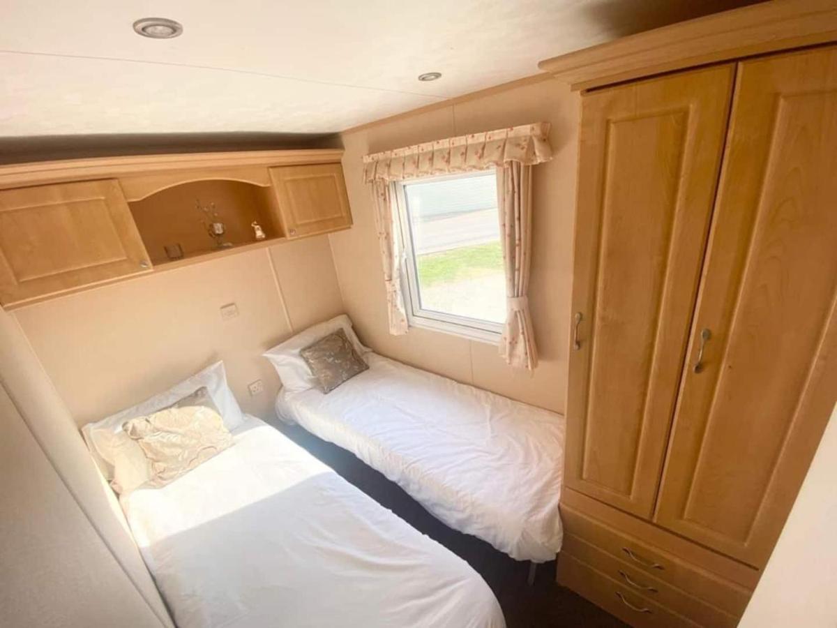 Luxury 2 Bedroom 2 Bathroom Caravan-Small Sofa 1 Pers Saint Osyth Exterior photo
